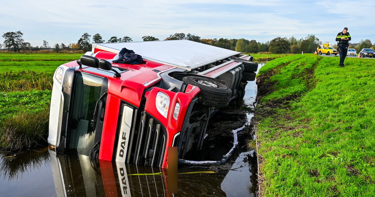 Lesvrachtwagen belandt in het water langs N207