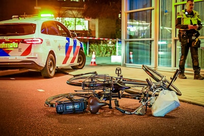 Twee fietsers hard ten val op de Amsterdamseweg in Arnhem, traumahelikopter gealarmeerd