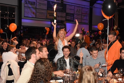 ‘Diner onder de hamer’ levert 110.000 euro op voor nieuwe kantine en sporthal korfbalvereniging Valt