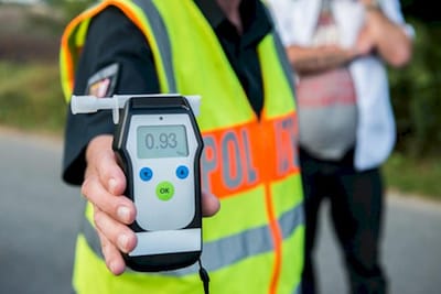 Dronken trucker valt uit vrachtwagen, die nog twee kilometer doordendert