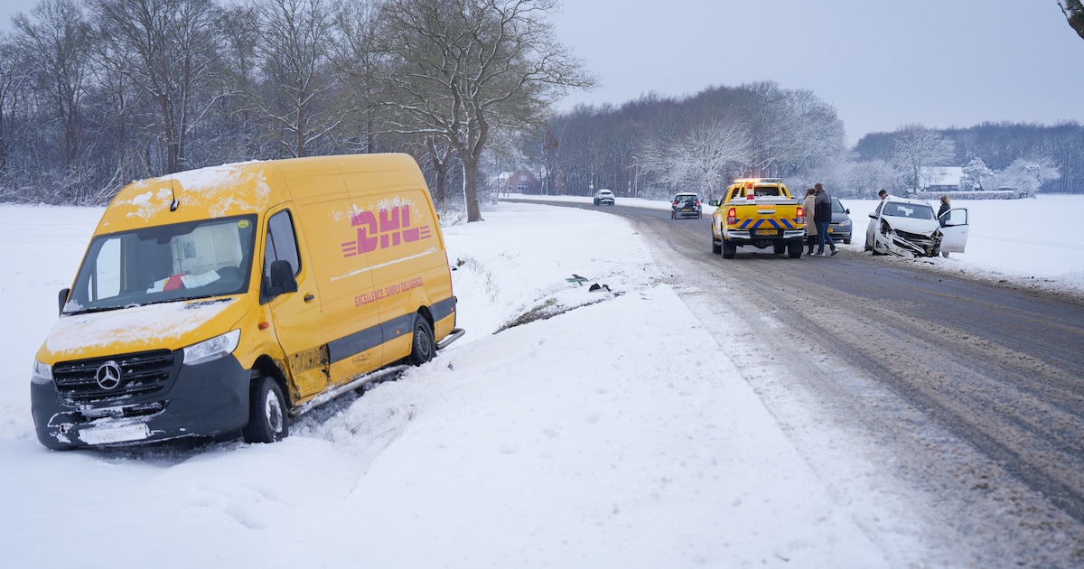 Bestelbus naast de weg na botsing op besneeuwde weg in Nooitgedacht