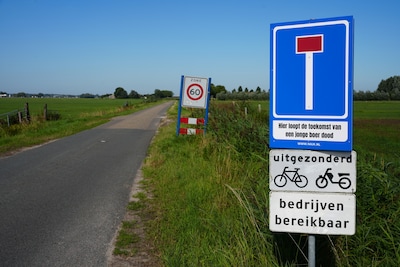 Opvallend verkeersbord geplaatst in Bunschoten: ‘Hier loopt de toekomst van een jonge boer dood’
