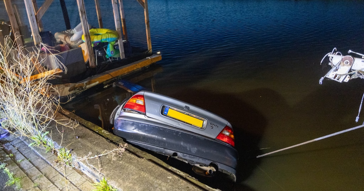 Auto belandt in het water aan kantoorweg in Wormerveer