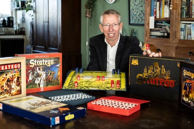 Bij acht van zijn Stratego-vrienden is de vlag voorgoed gevallen, daarom houdt Roel een herdenkingst
