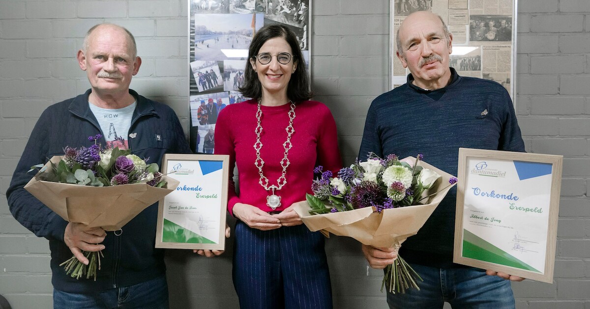 Albert de Jong en Jaap de Roos ontvangen erespeld Dantumadiel
