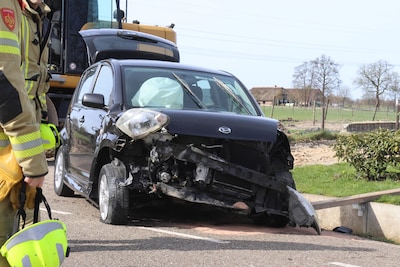 Brandweer bevrijdt gewonde automobilist uit auto na ongeval in Lunteren