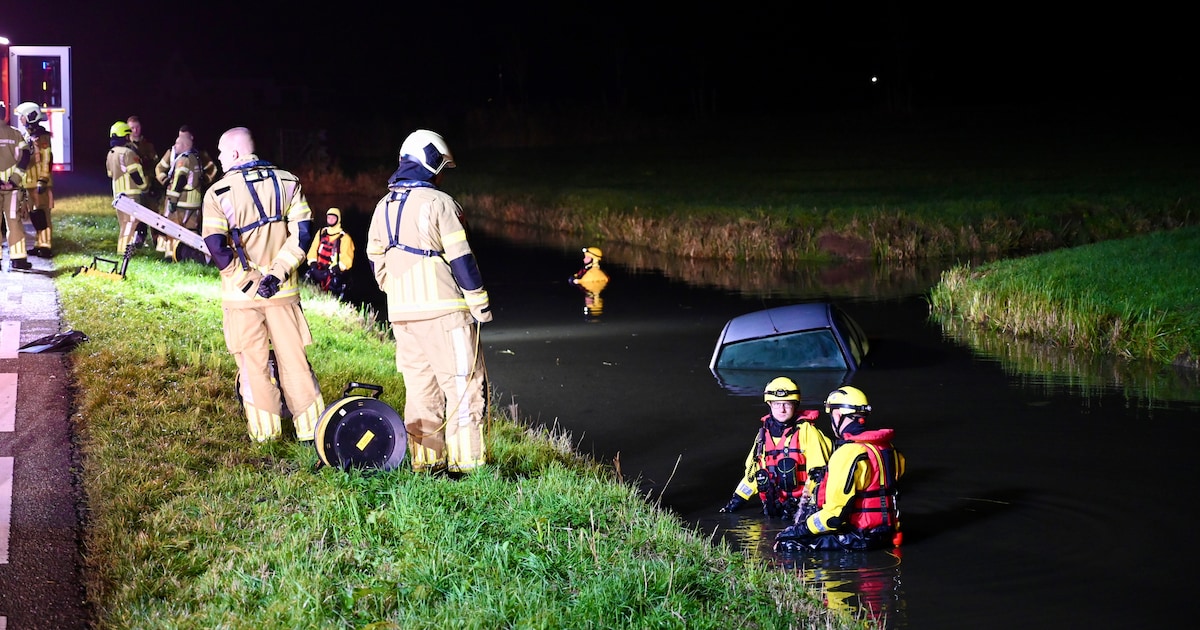 Duikers doorzoeken water nadat auto in sloot belandt langs de Parallelweg in Leerdam