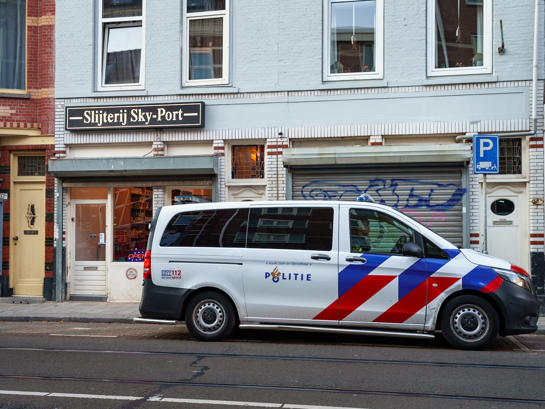 Man met mes overvalt slijterij in Rotterdam en vlucht met flessen drank