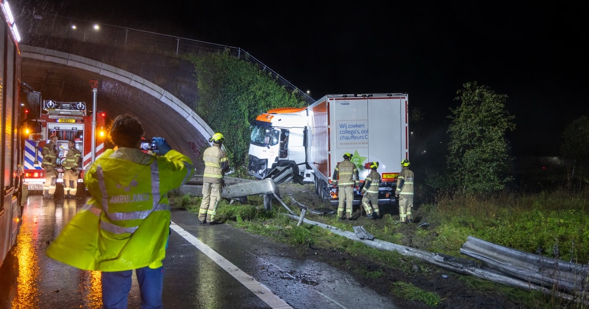 Vrachtwagen botst tegen tunnelwand van de A9 bij Badhoevedorp