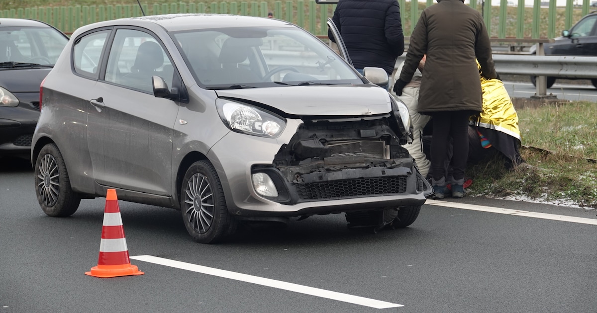 Veel schade na botsing tussen auto en bestelbus op N242 bij Alkmaar