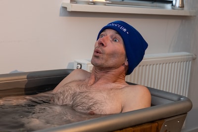Hoe is het nou eigenlijk om een ijsbad te nemen? Verslaggever Sjaak laat zich onderdompelen