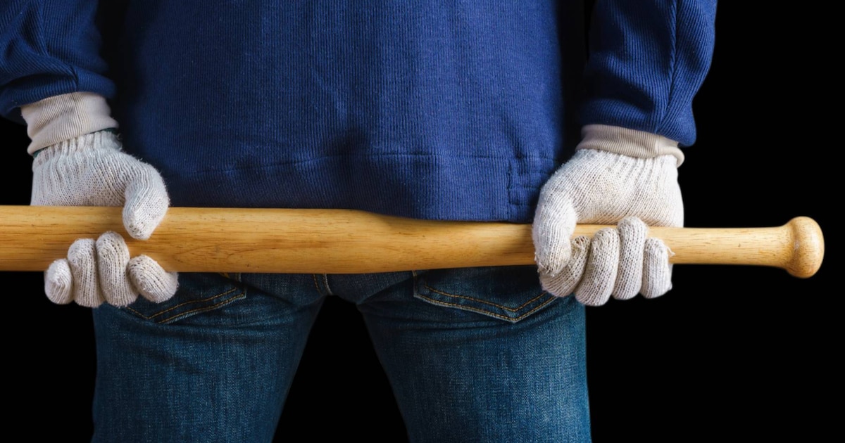 “Als je tot hier komt, heb je geen schedel meer”: met honkbalknuppel bedreigt man (44) agenten na kl