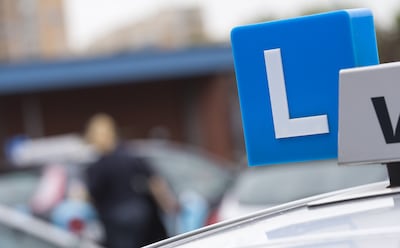 Man zoekt rijinstructeur die Russisch spreekt, dan stuit hij online op een andere optie