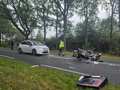 Motorrijder (64) uit Zwolle ernstig gewond na frontale botsing met auto in Drenthe