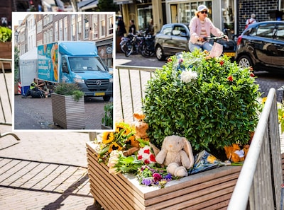 Buurt in Dordrecht rouwt na dood van peuter in Voorstraat: bloemen en knuffels bij hekwerk