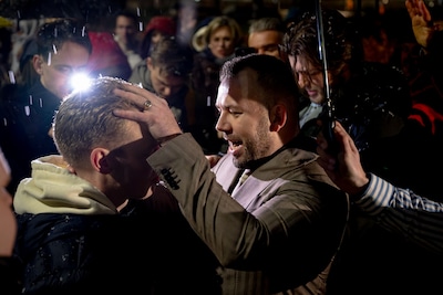 Omstreden gebedsgenezer Tom de Wal aangehouden bij verboden dienst in Tilburg