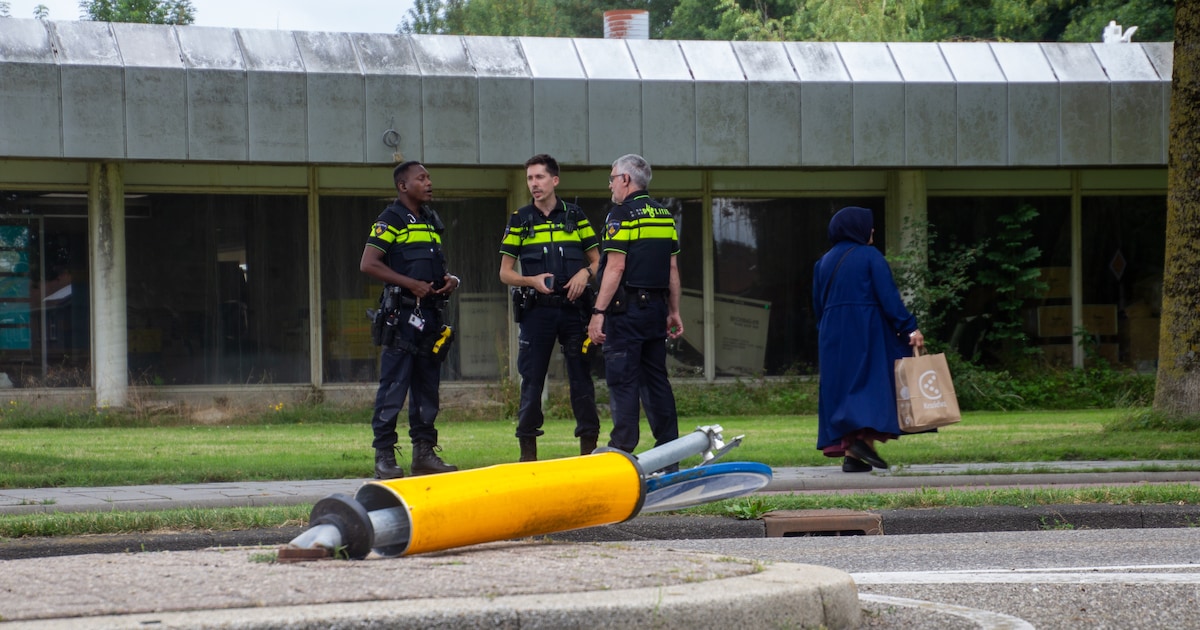 Auto rijdt twee palen uit de grond na aanrijding in Dronten