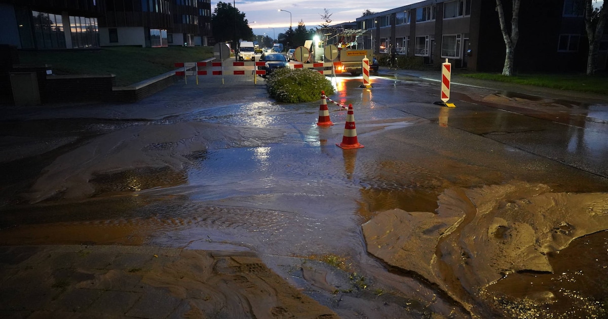 Straat in Apeldoorn staat blank na spontane breuk in waterleiding