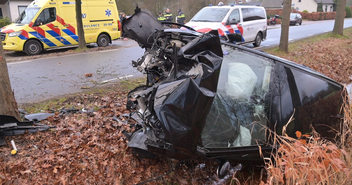 Auto botst tegen boom, belandt in sloot en raakt zwaar beschadigd bij Galder: bestuurder gewond