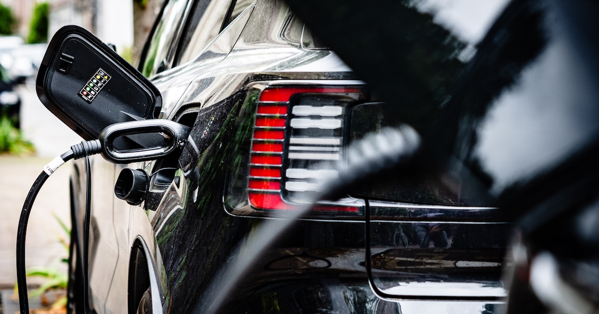 Lochem geeft groen licht voor platte laadkabels: nu ook zonder oprit je elektrische auto opladen