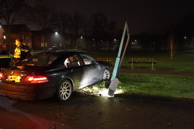 Tilburger (43) rijdt met auto dwars over rotonde in Rijen, stapt uit en zakt verderop in elkaar