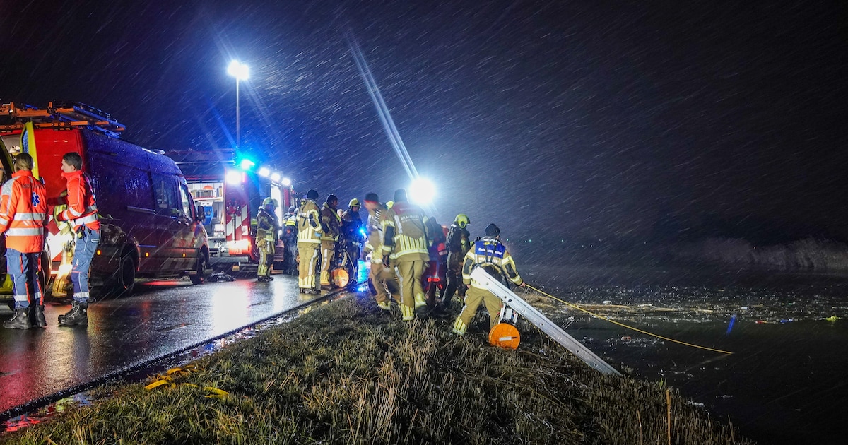 Auto gezonken in de Ringvaart bij Heerhugowaard: Slachtoffer naar ziekenhuis