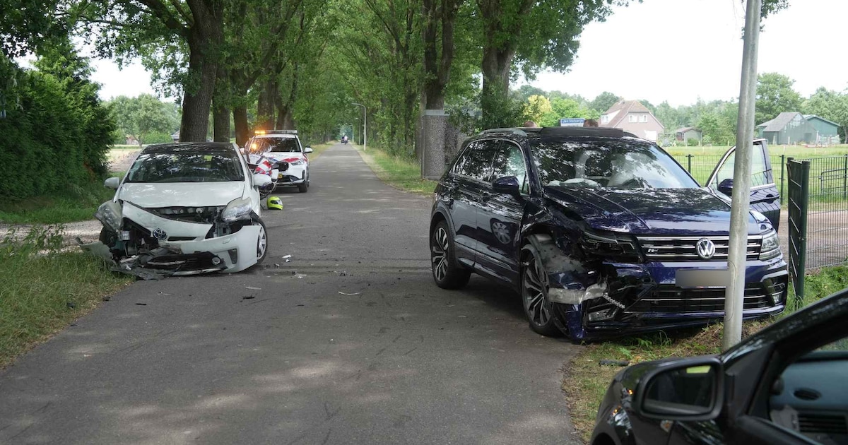 Twee auto's flink beschadigd na botsing op kruising in Elim