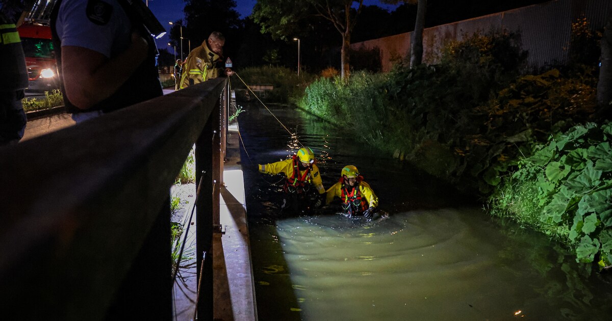 Zoekactie na vondst fiets langs water in Bergschenhoek, niemand gevonden