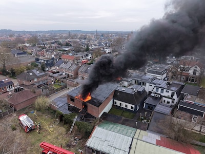 Grote uitslaande brand in loods achter woningen in Nijverdal; brandweer schaalt op naar GRIP1