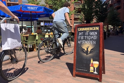 Foodbar is overlast fietsers beu en komt met eigen oplossing: ‘Niet onze taak, maar het werkt wel’