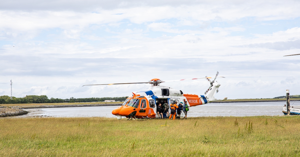 Tien wadlopers door helikopter uit water gehaald, nu veilig op Ameland