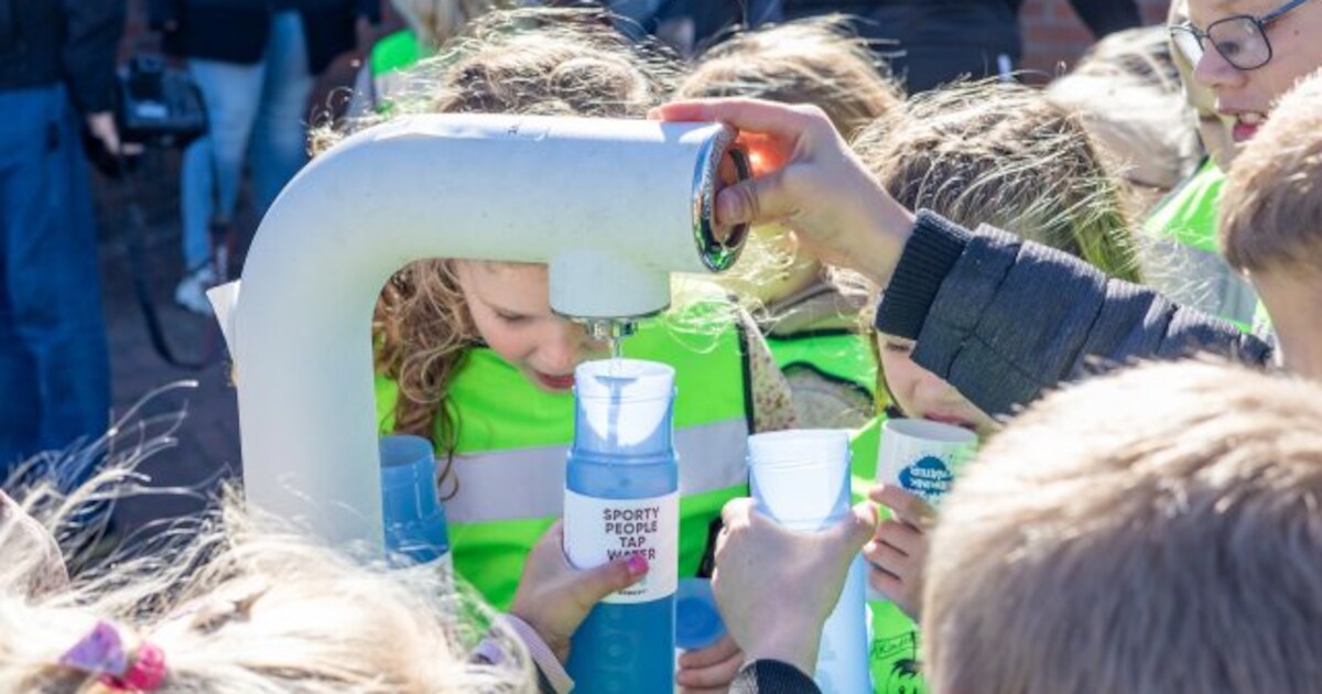 Kinderen openen drinkwaterpunt in Buitenpost