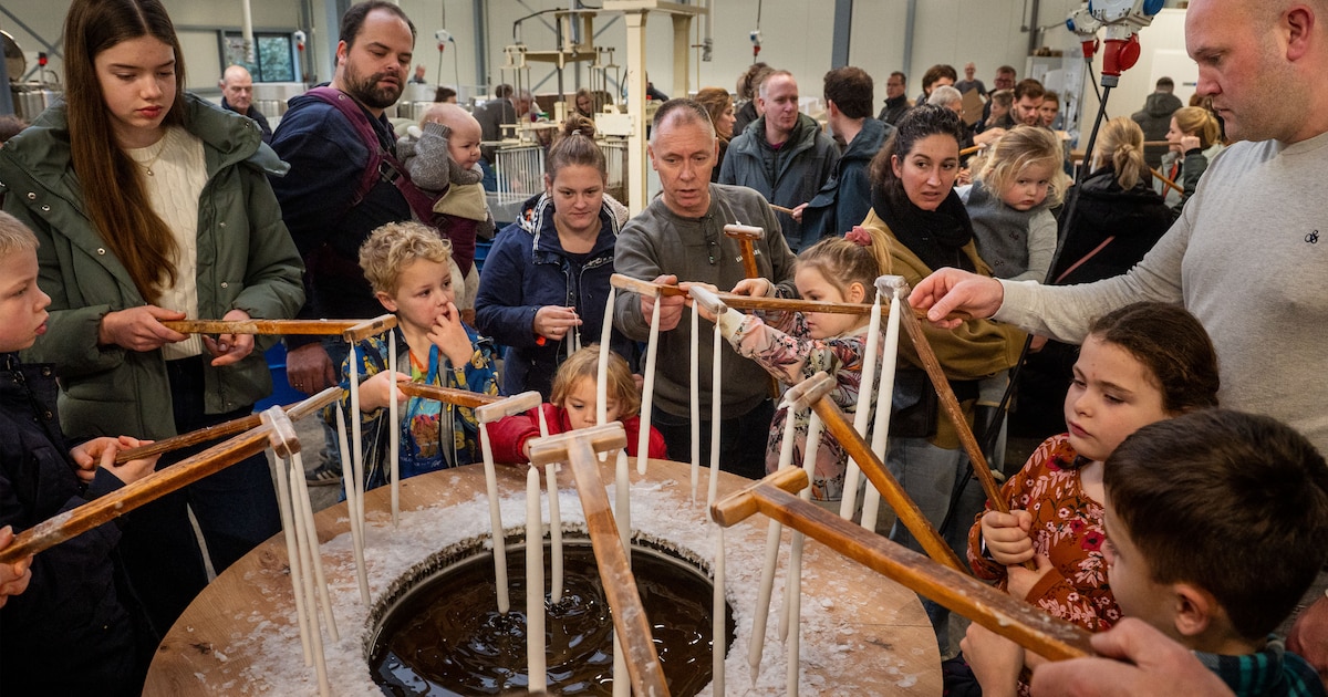 Kaarsen maken bij Museum BroekerVeiling in Broek op Langedijk