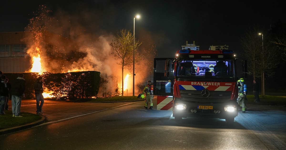 Brandweer voorkomt overslag naar bedrijfspand in Hoorn