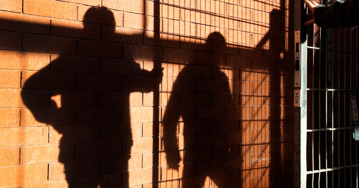 Jeugdtbs’er mishandelt begeleider in gevangenis: ‘Hij gaf me de telefoon niet’