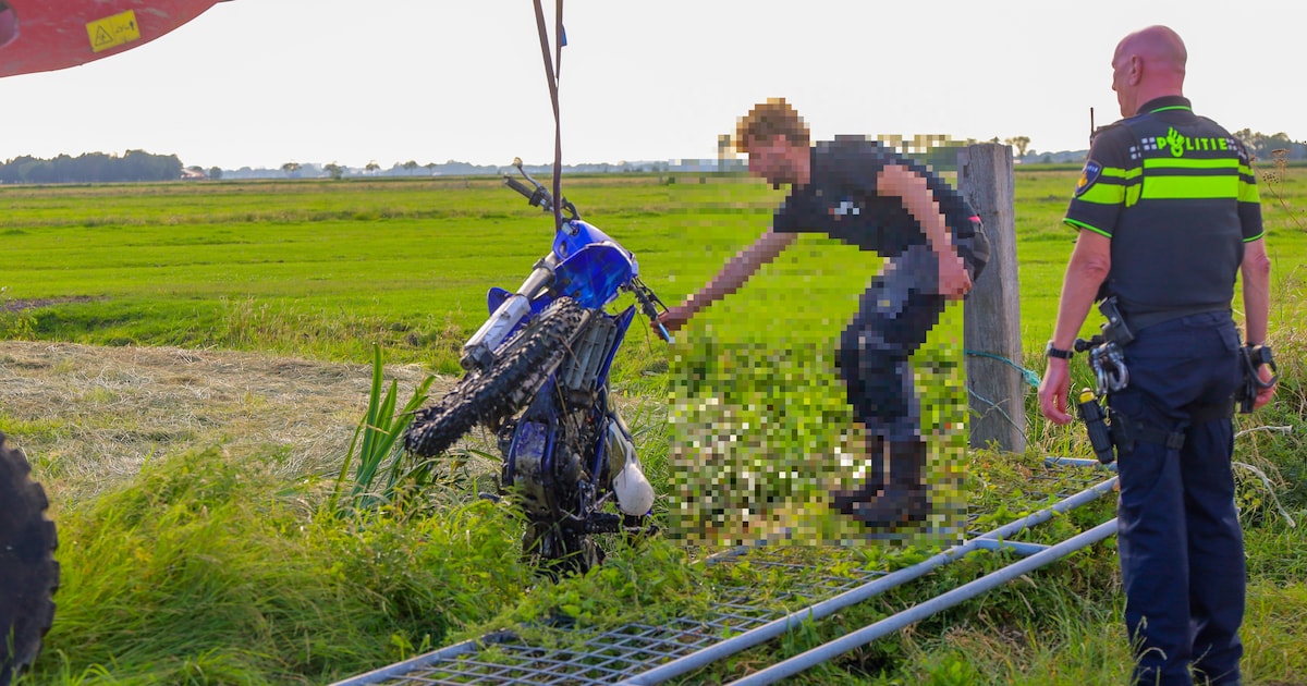 Motor belandt in water aan Broekergouw in Amsterdam