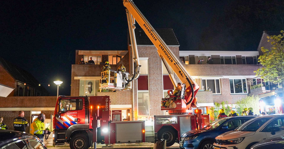 Bewoners via hoogwerker geëvacueerd bij brand in appartementencomplex Enkhuizen