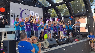 Ruim achthonderd deelnemers lopen 24 uur lang rondjes door Rosmalen voor het goede doel