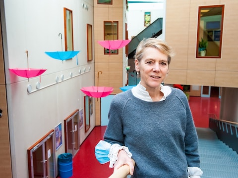 Hanneke Lugtenburg op de Antoniusmavo in Gouda. Eén van de drie scholen waar ze nu rector is.