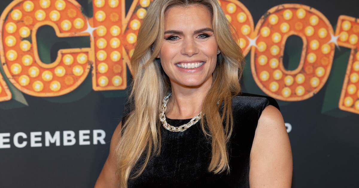 Lieke van Lexmond viert verjaardag met potje zoenen in miniauto en Mattie Valk heeft ‘nieuwe coupe’