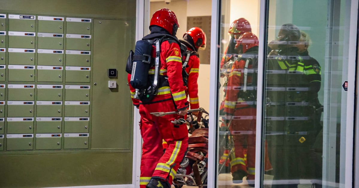 Brand in woning aan de Oostzaan in Groningen, brandweer schaalt op