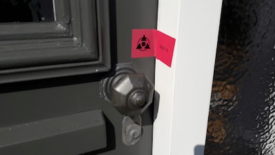 Harddrugs en stroomstootwapen gevonden in appartement, woning gesloten door burgemeester