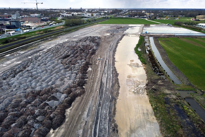 April 2021: de staalslakken - de grijze bergjes links - liggen bij elkaar geschoven op het terrein.  