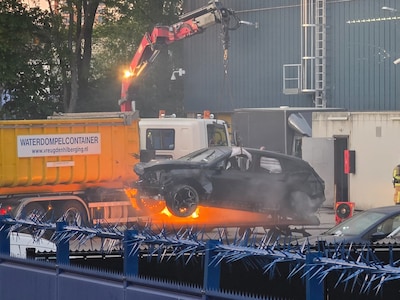 In beslag genomen BMW van dodelijk ongeval in Kwintsheul vliegt in brand op politieterrein