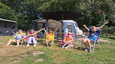 Op camping de Zeven Linden in Baarn voelt Stephanie zich ‘helemaal op vakantie’, op een kwartiertje 