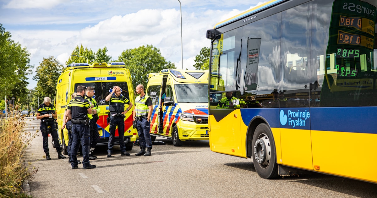 Fietser ernstig gewond na aanrijding met lijnbus in Joure