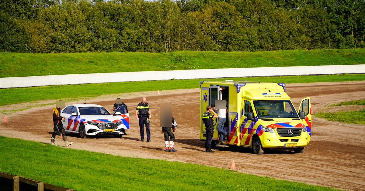 Persoon op motorcrosser gevallen op motorsportbaan in Een