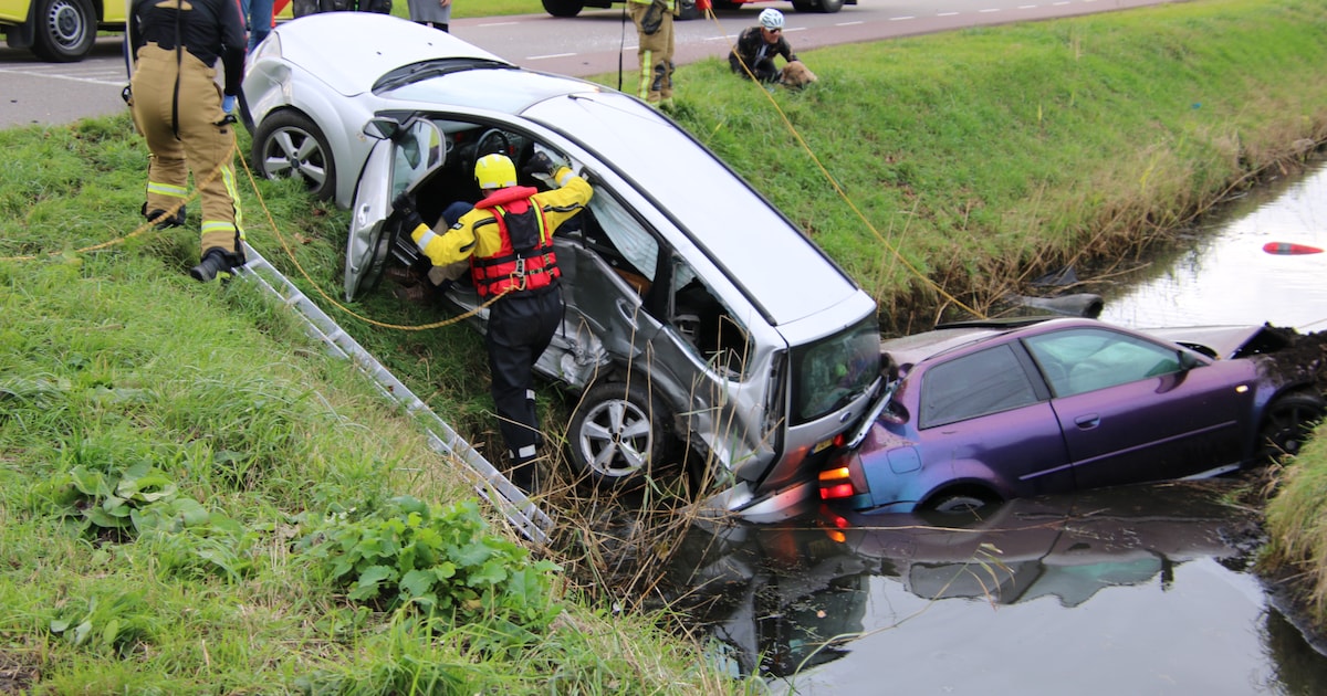 Twee auto's in de sloot langs de Middelweg in Vierpolders, betrokken vrachtwagen rijdt door