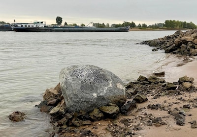 Steenhouwer hakt droogte-waarschuwing in kei van 200 kilo, vier dagen later slokt de Rijn hem alweer