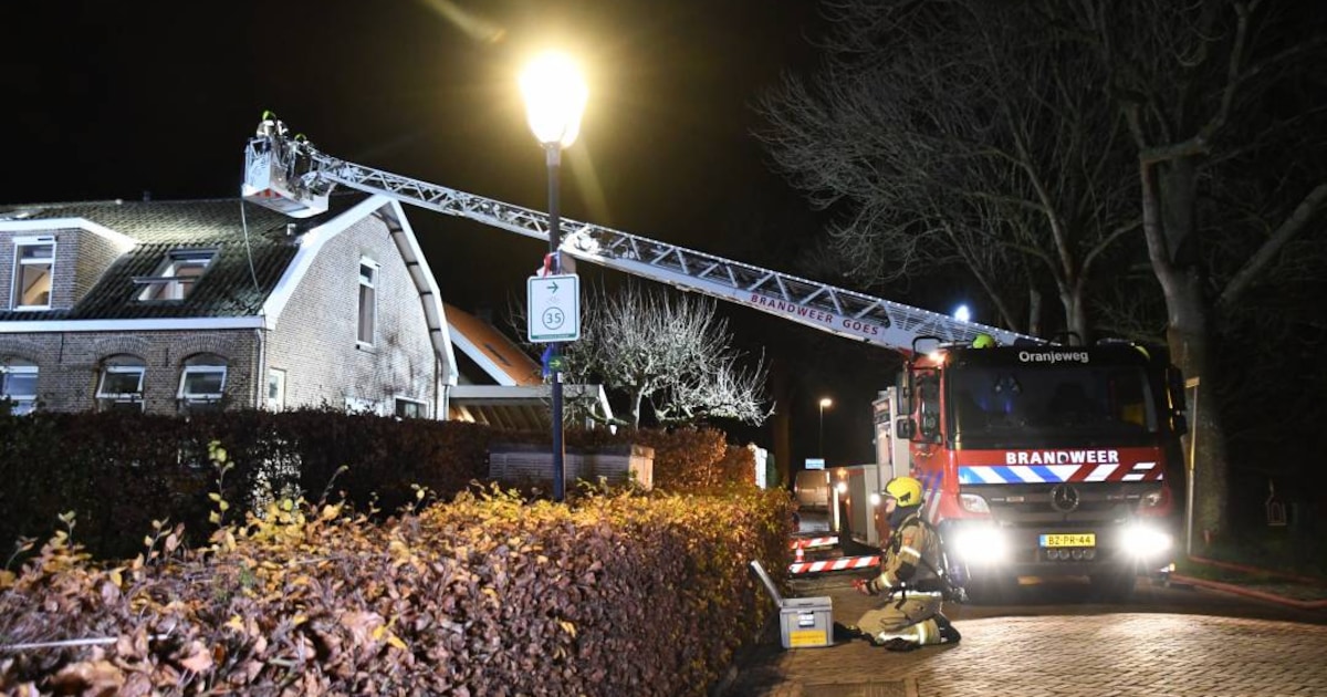 Brandweer blust schoorsteenbrand in Baarland